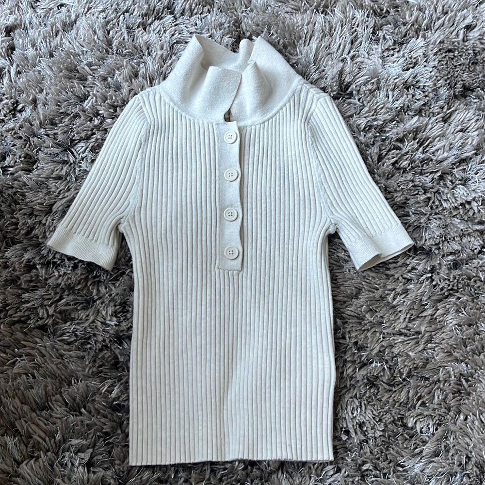Cream, half button, shortsleeved crop top